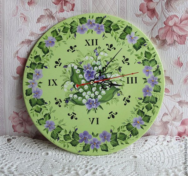 Часы на зеленом фоне