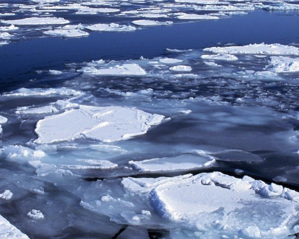 Льдины на реке