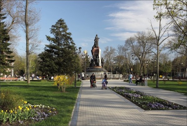 Аллея Ставропольская Краснодар весной