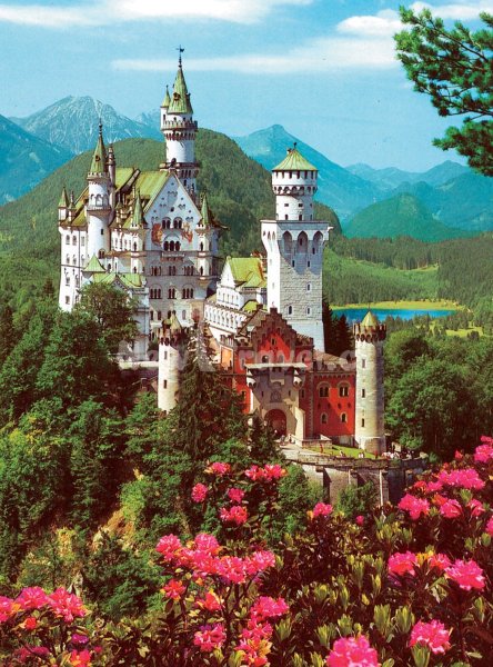 Замок Нойшванштайн в Германии весной