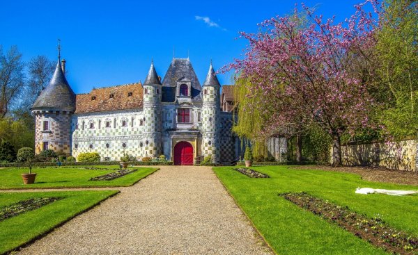 Замок весной