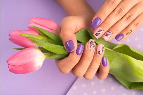 Весенний маникюр с тюльпанами