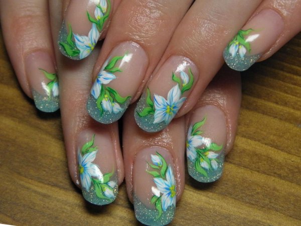 Салатовый френч на ногтях