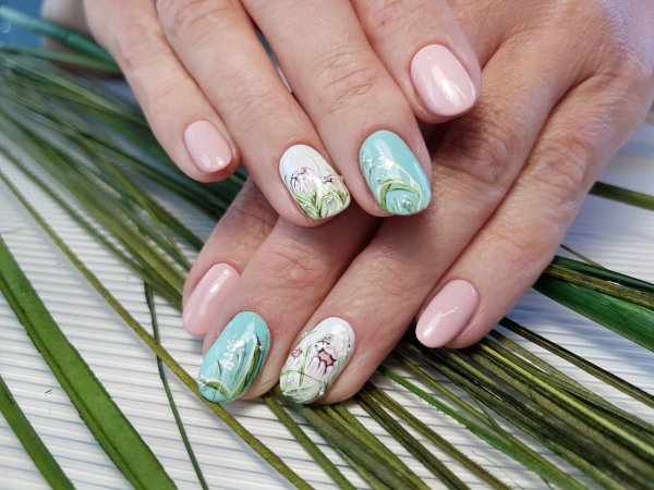 Маникюр с ландышами