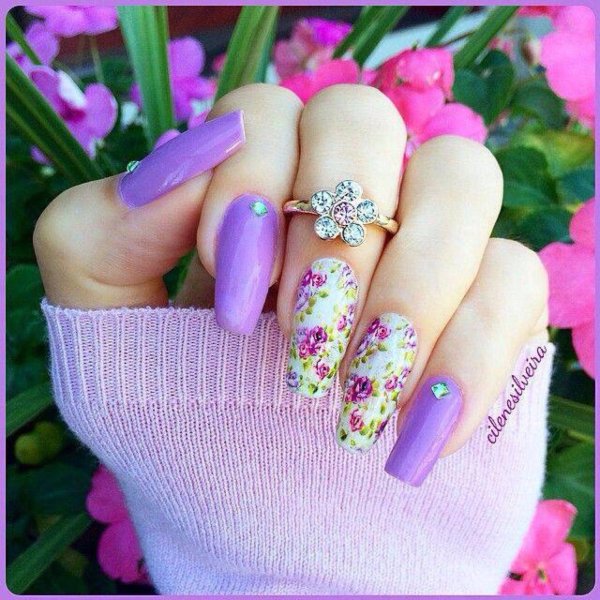 Весенний маникюр с цветами на длинные ногти