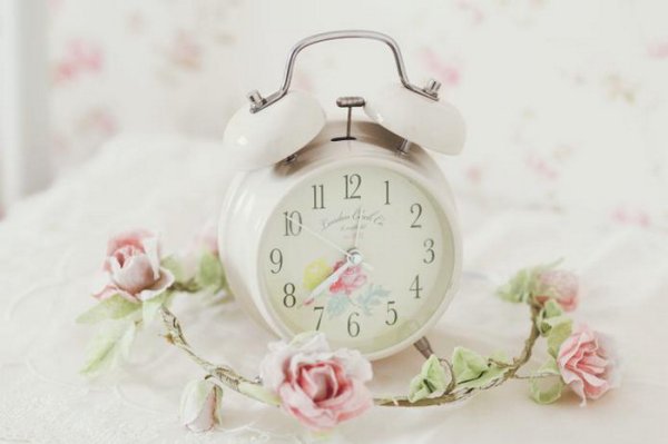 Фото будильник на фоне природы
