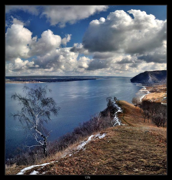 Река Волга весной