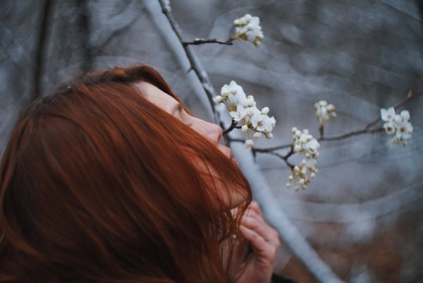 Рыжая девушка с цветами