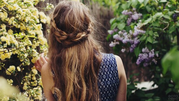 Девушка с цветами со спины