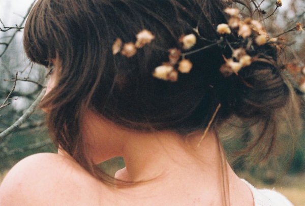 Девушка весной со спины