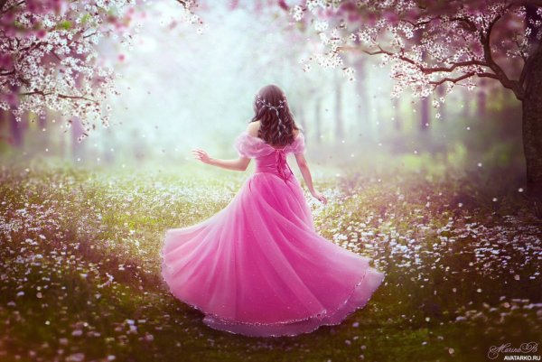 Брюнетка на качелях со спины