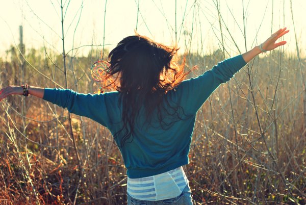 Девушка весной со спины