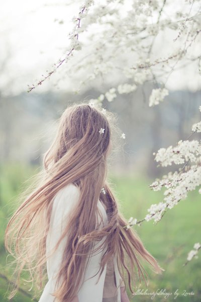 Девушка Весна брюнетка