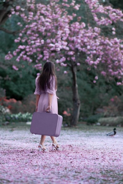 Весна женщина со спины