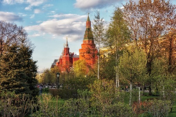 Кремль храм Христа Спасителя и лес