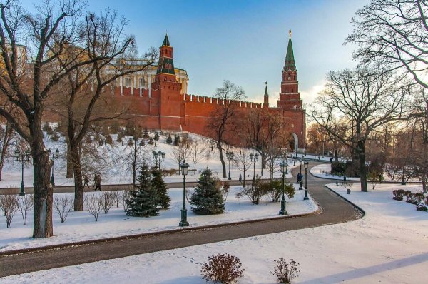Кремлевская набережная Москва