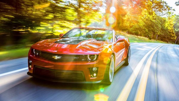 Автомобиль на траве