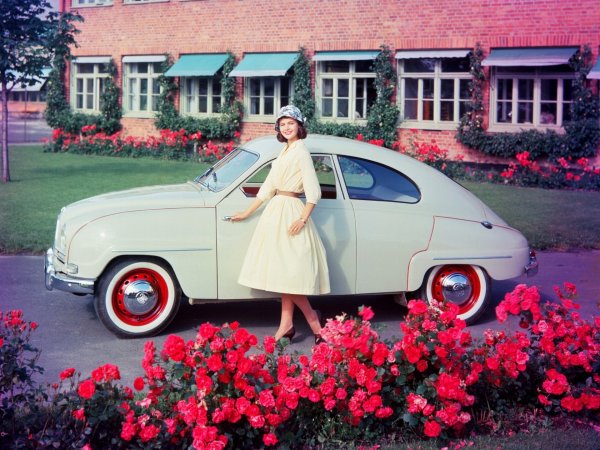 Машина едет по городу