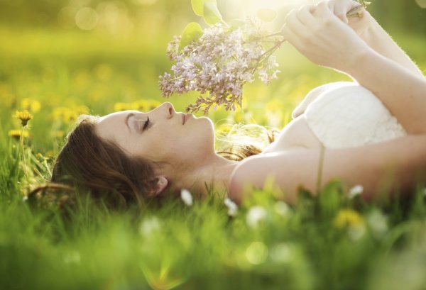 Счастливая девушка на природе