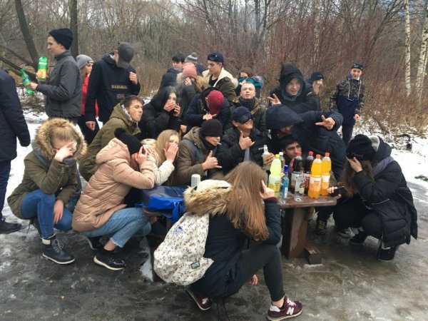 Люди радуются весне