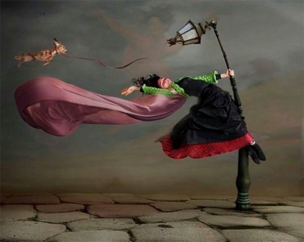 Человека сдувает ветром