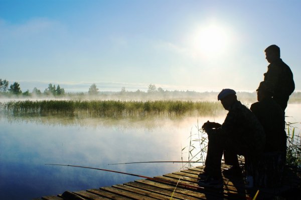 Рыбак на реке
