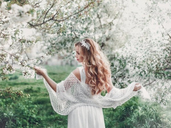 Фотосессия в цветущих яблонях