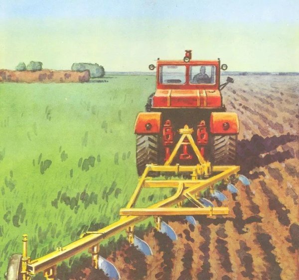 Трактор пашет поле