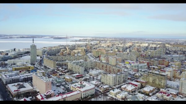 Берег реки Северная Двина в Архангельске весной