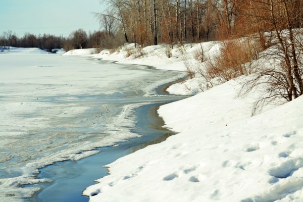 Река весной