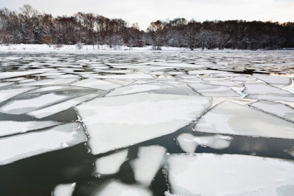 Лед в реке плавают