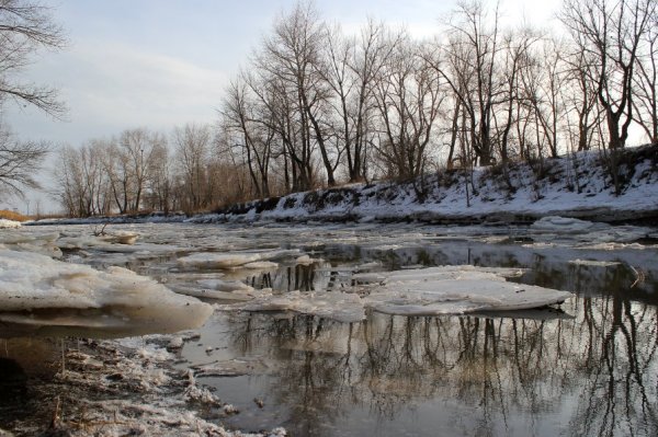 Таяние льда на реке