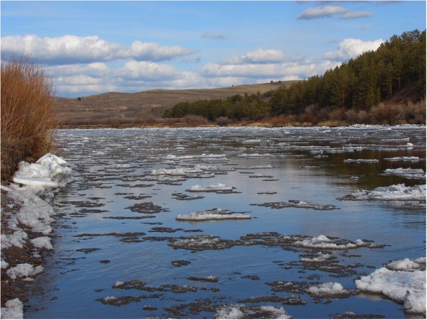 Таяние снега на реке