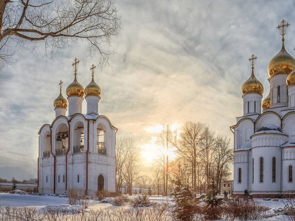 Храм в яблоневом цвету