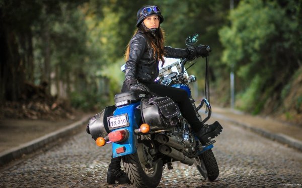 Девушка на байке