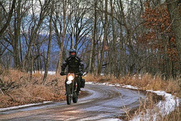 Мотоцикл на зимней дороге