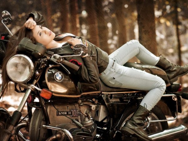 Девочка на мотоцикле