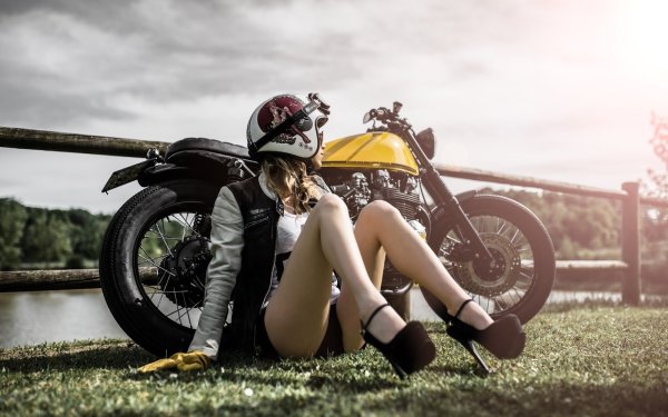 Девушка латекс мотоцикл