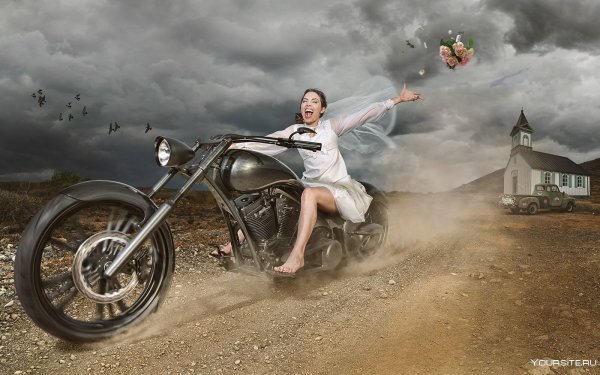 Мотоцикл едет