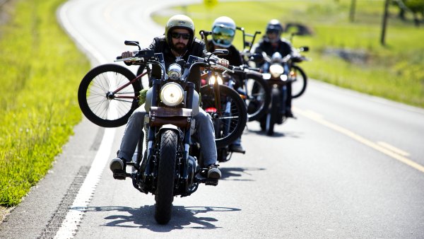 Мотоцикл в поле