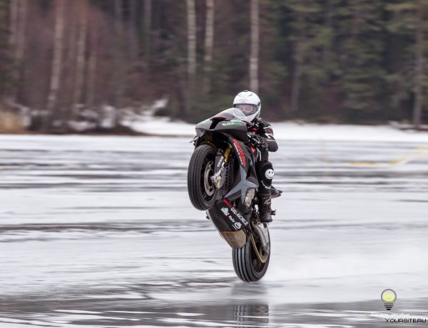 Парень едет на мотоцикле