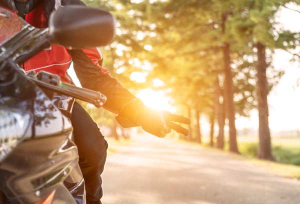 Мотоциклист на дороге