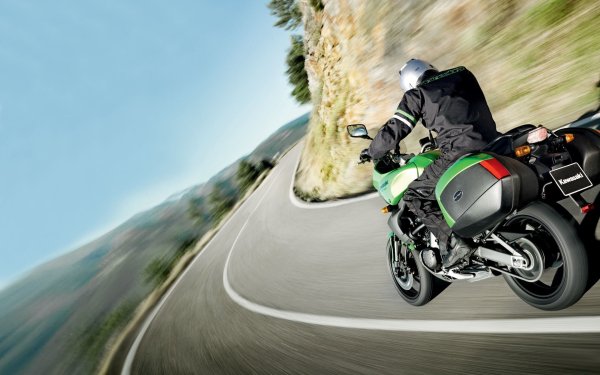 Зелёные мотоциклы с красавицами