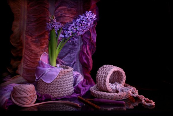 Натюрморт с вязаной салфеткой