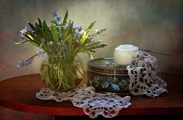 Натюрморт с кружевной салфеткой