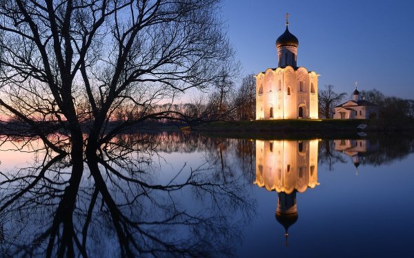 Храм на фоне весенней природы