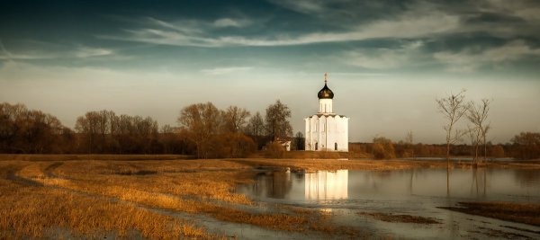 Храм в Переделкино сирень