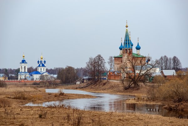 Весна в монастыре
