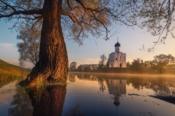 Никольская Церковь в солнечных лучах Суздаль