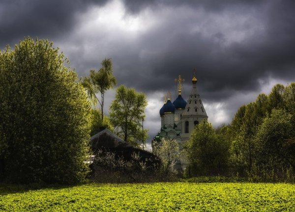 Православный храм весной